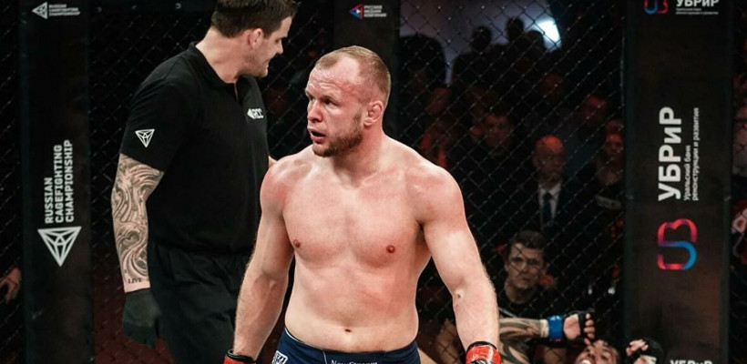 Александр Шлеменко победил Артура Гусейнова единогласным судейским решением