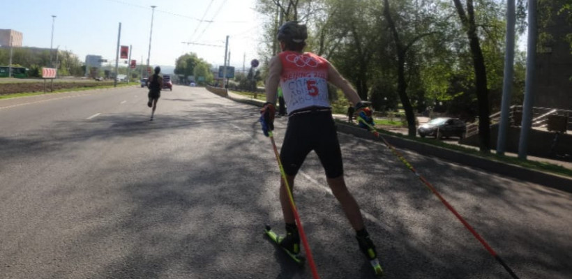 «Спасите лыжное двоеборье». Казахстанец пробежал на лыжероллерах алматинский полумарафон в поддержку своего вида спорта