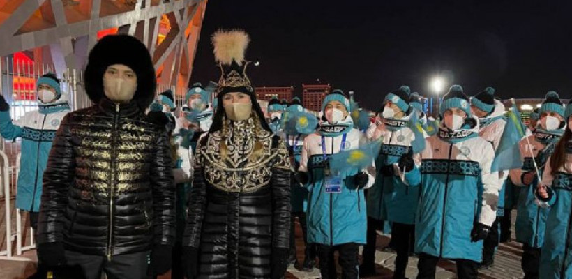 Состоялась передача костюмов знаменосцев сборной Казахстана на ОИ-2022 в Олимпийский музей 