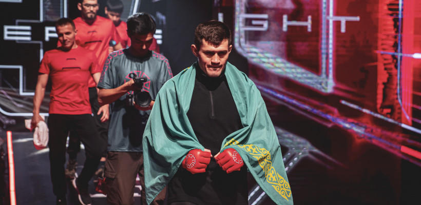 Экс-чемпион FNG из Казахстана уверенно завершил бой на турнире в Алматы. Видео