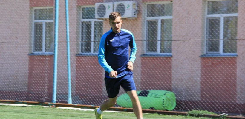 Казахстанский клуб распрощался с двумя футболистами 
