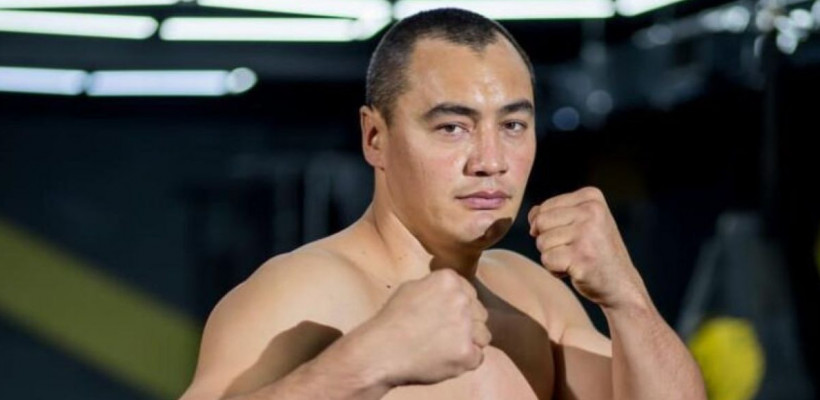 Непобежденный казахстанский боксер провел церемонию дуэли взглядов перед боем в США