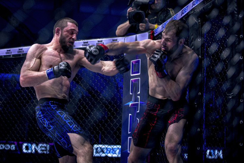 Видео жесткого нокаута чемпиона от побеждавшего топа UFC казахстанца
