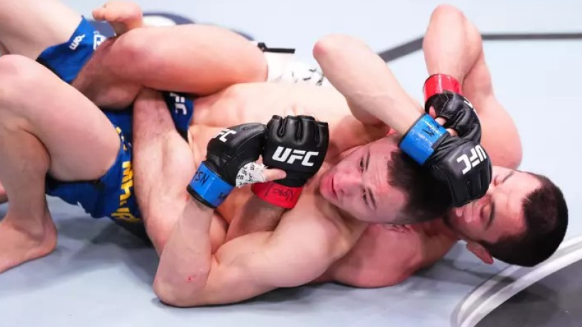 В UFC легко не бывает. Потрясший Нурмагомедова казахстанец сделал первый шаг к вершине