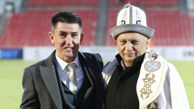 КПЛ: Эшенов поздравил Ахмедова с выходом в полуфинал Кубка АФК, подарив ему чапан и калпак
