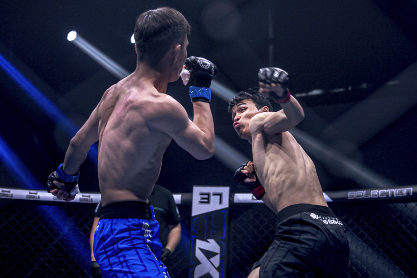 Казахстанец одержал уверенную победу во втором бою в профи. Видео