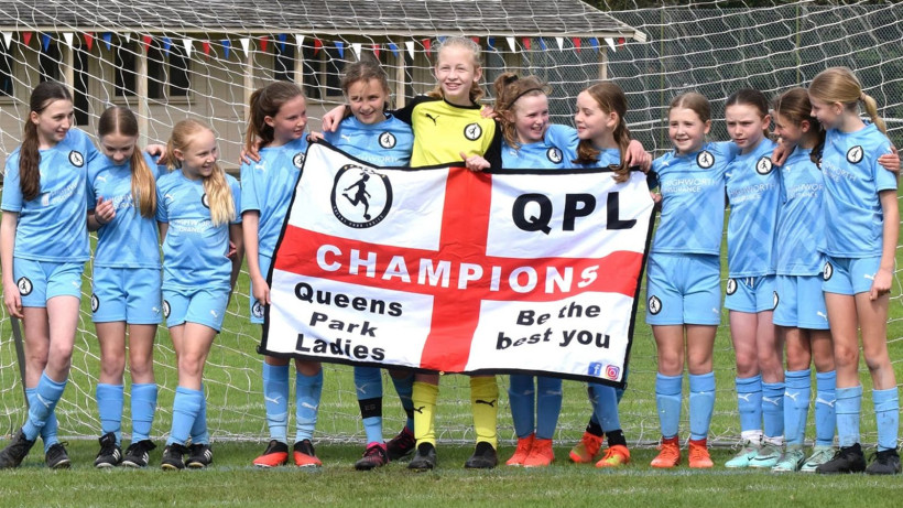 В Англии футбольная команда девочек выиграла чемпионат для мальчиков