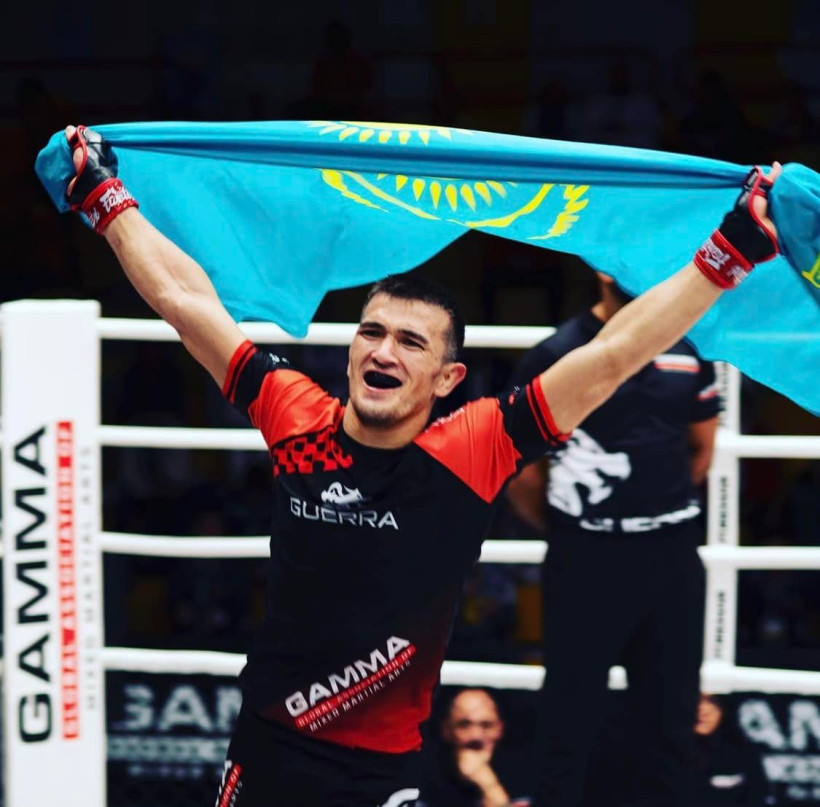 Непобежденный казахстанский боец нокаутировал россиянина в первом раунде главного боя вечера MMA