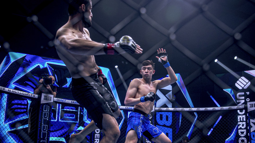Казахстанский боец красиво финишировал узбека в первом бою в профи