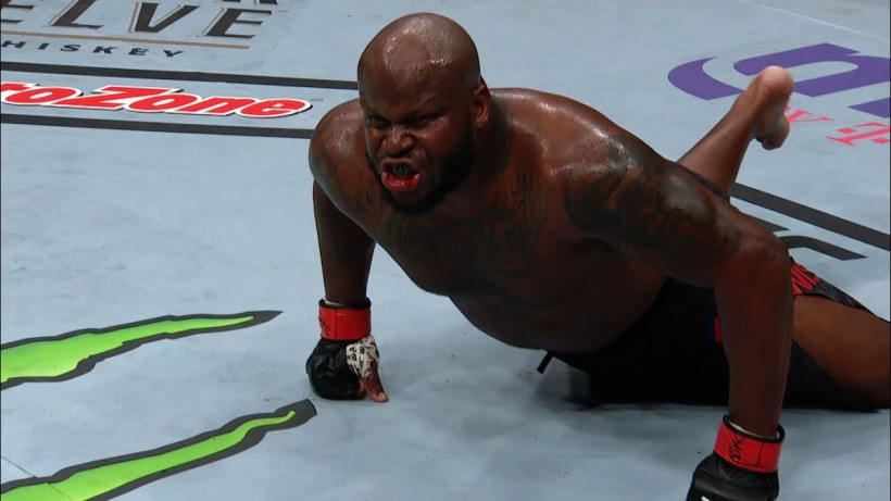 «Просто жесть...». Боец UFC показал свой голый зад зрителям после победы нокаутом