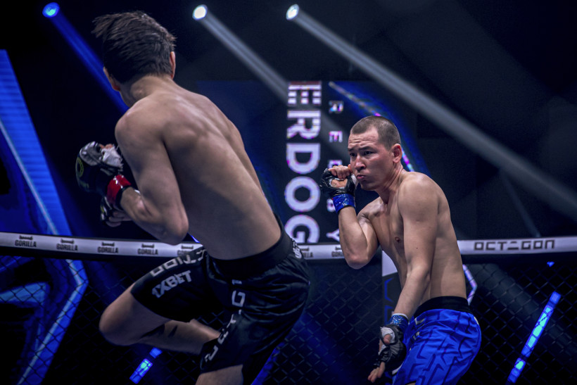 Казахстанский дебютант финишировал узбекского бойца в первом раунде. Видео