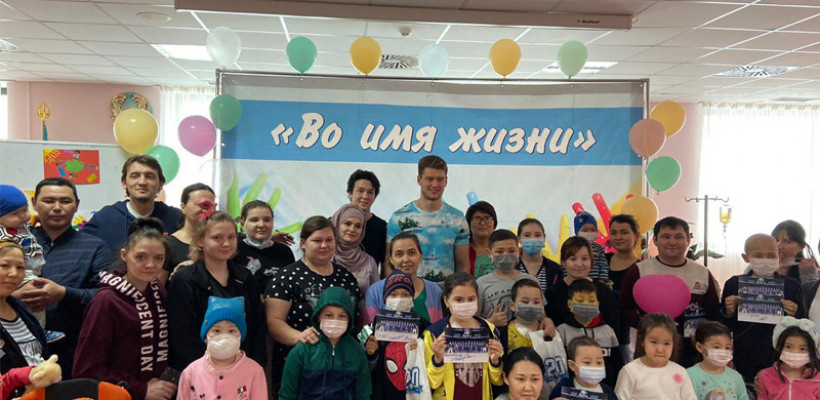 Хоккеисты «Барыса» посетили Национальный центр материнства и детства