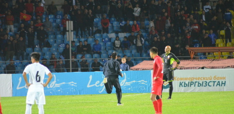 ФИФА вынесла свое решение о выбежавшем болельщике в матче Кыргызстана против Мьянмы