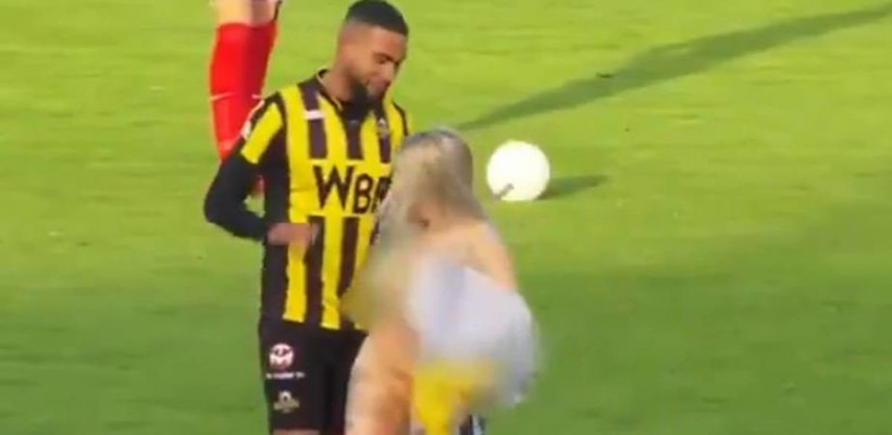Футбол матчында алаңға жалаңаш қыз жүгіріп шықты. Видео (18+)