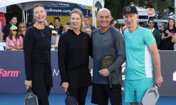 Мария Шарапова провела матч с легендами тенниса