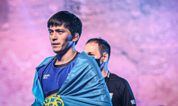 Непобежденный казахстанский боец провел дуэль взглядов с обидчиком Жумагулова перед вторым боем в UFC. ВИДЕО