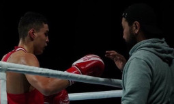 Казахстанский боксер разгромил хозяина ринга на малом чемпионате мира